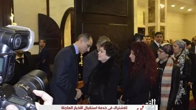 لبلبة تُقدم واجب العزاء لأسرة محمد حسني مبارك (صور)