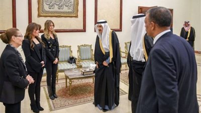 منصور بن متعب ينقل تعازي القيادة لأسرة رئيس مصر الأسبق مبارك