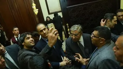 السيلفي يطارد علاء وجمال مبارك بعزاء والدهم (صور)