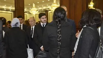 حفيد مبارك يتلقى العزاء في جده بمسجد المشير