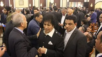 قذاف الدم يؤدي واجب العزاء لأسرة مبارك