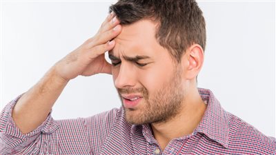 يصيب الرجال أكثر من النساء.. كل ما تود معرفته عن الصداع العنقودي