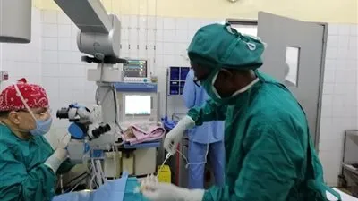 فريق طبي من جامعة عين شمس يجري ٢٥٠ جراحة عيون بمالي