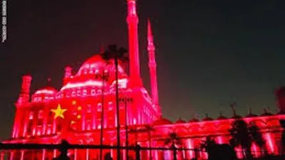 سفير مصر في بكين: إضاءة المعالم المصرية بعلم الصين تضامن حضاري