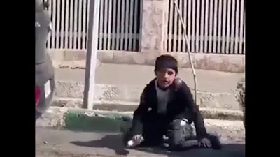 فيديو مثير لطفل إيراني يسقط على الأرض بسبب كورونا  