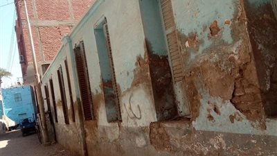 بعد انهيار سور بفرشوط.. نقل طلاب مدرستين لأماكن آمنة 