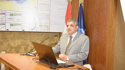 الفريق أسامة ربيع يستعرض تطورات مشروعات هيئة قناة السويس (صور)