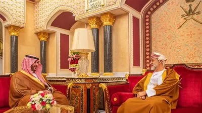 نائب وزير الدفاع يكشف تفاصيل اجتماعه مع سلطان عمان