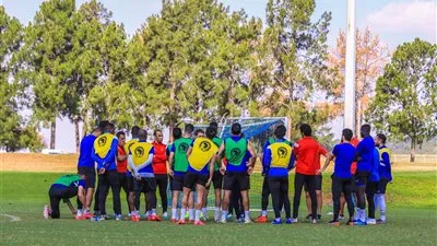 فايلر يجهز لاعبي الأهلي لمباراة صن دوانز فنيًا ومعنويًا في محاضرة قبل المران