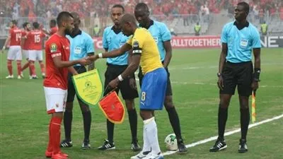 مدرب صن داونز يُهاجم الأهلي بسبب باكاري جاساما