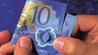 بعد كشف موعد ظهورها.. ما قصة العملات البلاستيكية؟