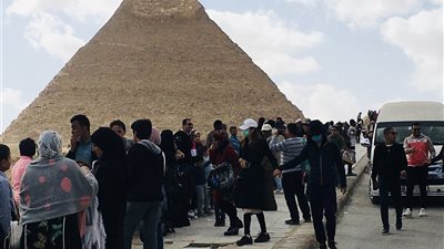 القبض على زائر تسلق الهرم الأكبر الهرم.. وتسليمه للشرطة 