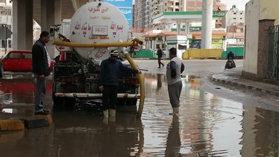 حملات مكثفة لكسح مياه الأمطار من شوارع المنصورة (صور)