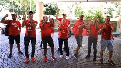 الجالية المصرية في بريتوريا تحاصر فندق إقامة الأهلي قبل مواجهة صن داونز