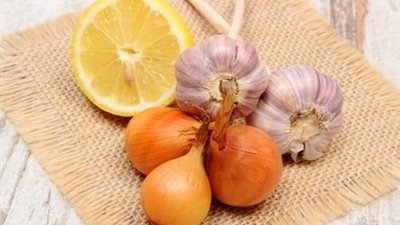 بالبصل والليمون.. رئيس وحدة التثقيف الغذائي يعطي روشتة لمواجهة كورونا