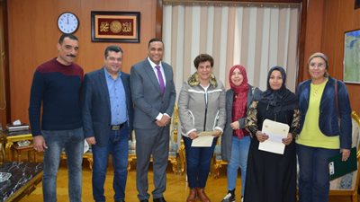 محافظ الدقهلية يكرم عدد من النماذج المشرفة للمرأة والشباب (صور)