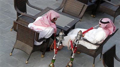 السعودية تقرر إيقاف تقديم الشيشة بالمقاهي مؤقتًا لمنع انتشار 