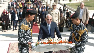 محافظ بورسعيد يضع إكليل من الزهور على النصب التذكاري للشهداء