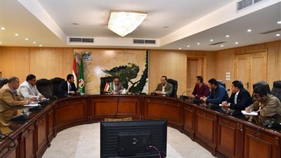 محافظ الفيوم يبحث تشغيل مصنع العدوة لتدوير المخلفات (صور)