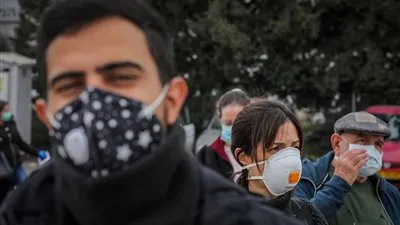 أبرزها القبلات والكمامات.. 5 أخطاء خطيرة قد تجلب لك 