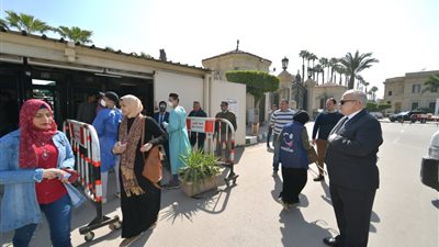 جولة مفاجئة لرئيس جامعة القاهرة للتأكد من استخدام الكواشف الطبية (صور)