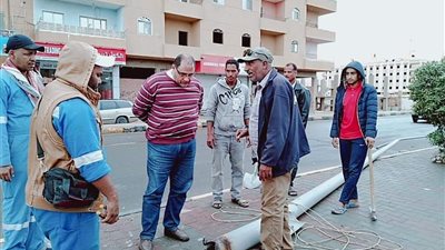 بسبب شدة الرياح.. سقوط 5 أعمدة إنارة وعدد من الأشجار بالغردقة (صور)