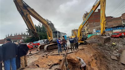 بالصور.. هبوط أرضي مفاجئ بطريق 