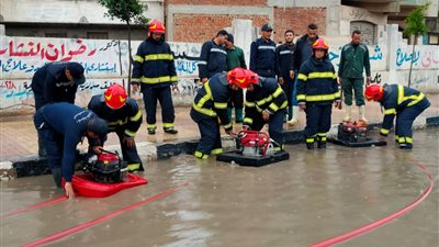 تواصل أعمال كسح مياه الأمطار بالبحيرة (صور)