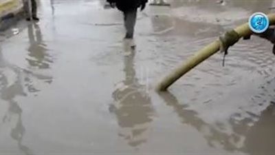شاهد.. عملية كسح مياه الأمطار من شوارع كفرالشيخ (فيديو)