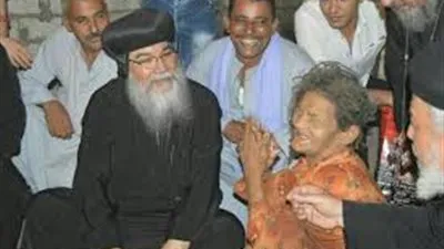 الأنبا مكاريوس يوصي جميع الكنائس بفتح أبوابها أمام المشردين