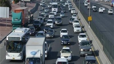 المرور تدفع بسيارات شفط لإزالة تجمعات المياه بالطريق الصحراوي