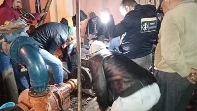 على ضوء الكشافات.. استمرار كسح مياه الأمطار بكفرالشيخ (صور)