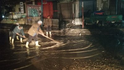 تواصل أعمال كسح مياه الأمطار بشوارع البحيرة (صور)