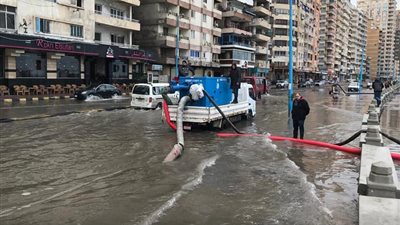 شاهد.. غرق كورنيش المندرة في مياه الأمطار بالإسكندرية (صور)
