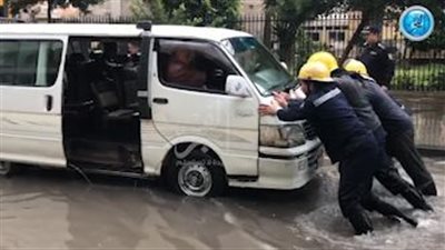سحب السيارات العالقة في مياه الأمطار بالإسكندرية (فيديو)