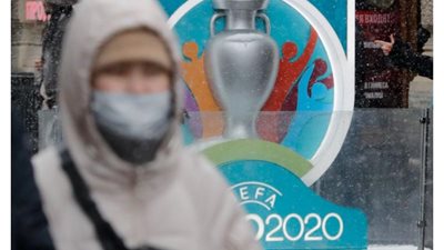 كورونا يقتل متعة كرة القدم.. بطولات ودوريات عالمية تعطلت بسبب الفيروس المميت