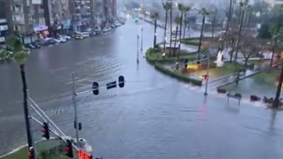 4 ساعات أمطار.. غرق ميدان فيكتور عمانويل في الإسكندرية (صور)
