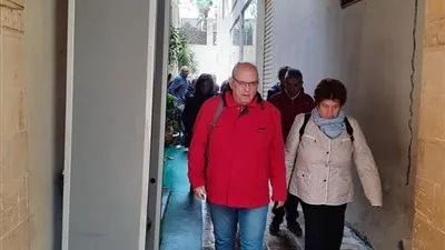 استمرار الزيارة في مجمع الأديان رغم سوء الأحوال الجوية