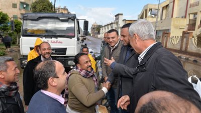 محافظ الدقهلية يوزع أطعمة على عمال شفط المياه بالشوارع  (صور)