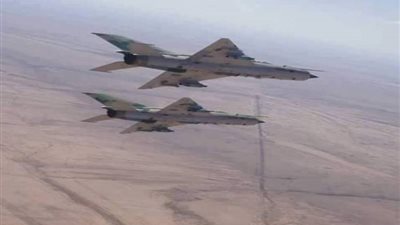 الجيش الليبي ينفذ غارات جوية على مخازن أسلحة للميليشيات قرب بوقرين