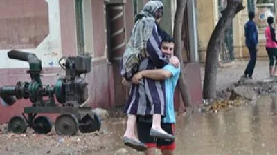 أبرزها إنقاذ 3 كلاب وفتح الكنائس والمساجد.. 4 مواقف إنسانية من قلب الأمطار (صور)