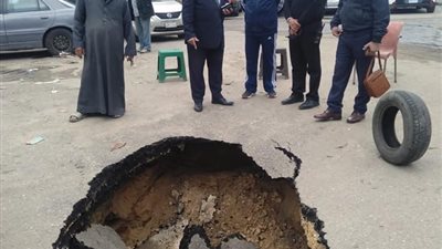 هبوط أرضي مفاجئ أمام مركز شباب سراي القبة