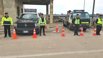 لليوم الرابع.. رجال المرور يواصلون جهودهم لتسيير حركة السيارات 