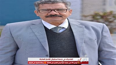 الشاعر محمد الشحات يصرخ بأعلى صوته 