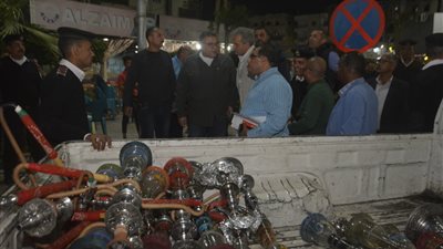 محافظ البحر الأحمر يقود حملة ليلية مكبرة على الصيدليات والمقاهي  