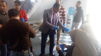 تحت شعار حلوة يا بلدي.. رئيس جمصة يوزع قفازات طبية على العاملين