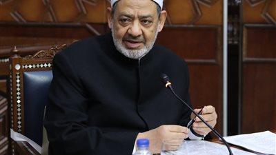 شيخ الأزهر عن أطباء مصر: أبطال يسطر التاريخ جهودهم