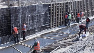 وزير النقل: عمال مواقع مشروعات الطرق يسطرون تاريخا مجيدا 