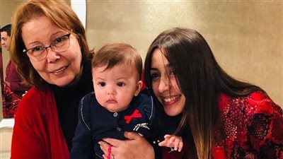 جنات تحتفل بعيد الام على طريقتها الخاصة