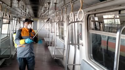 المترو يواصل تعقيم المحطات والقطارات ضد كورونا